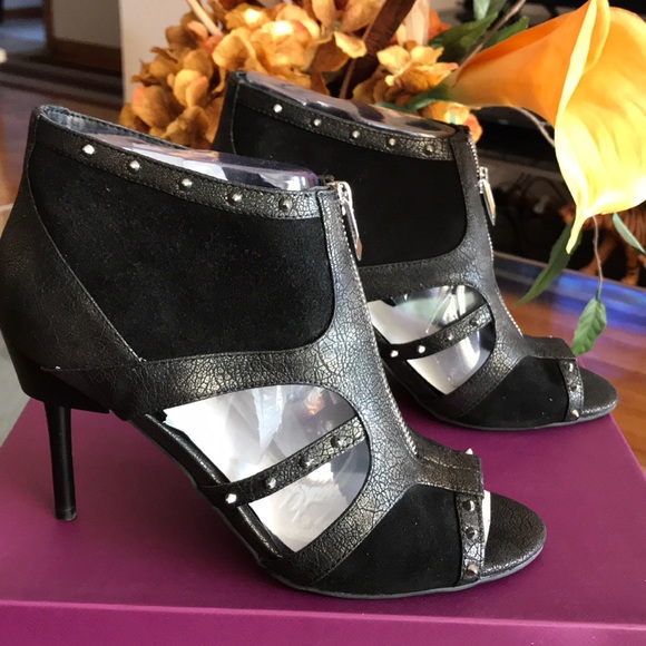 Shoes - Picture 2 of 7